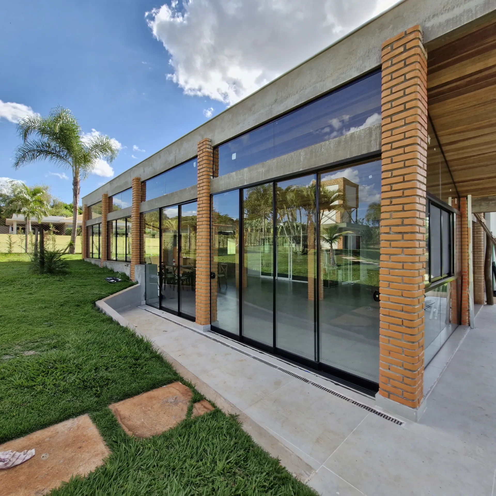 Slide Door Gold em chácara para eventos.
