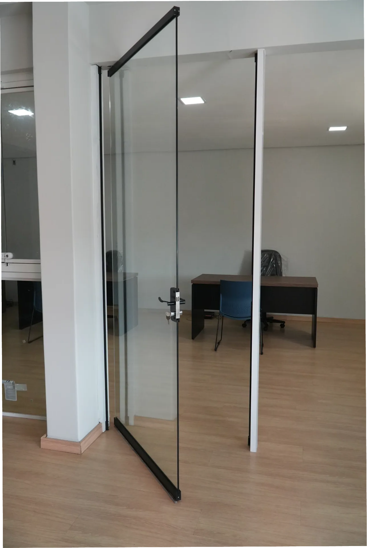 Slide Door Spin instalada em ambiente comercial.